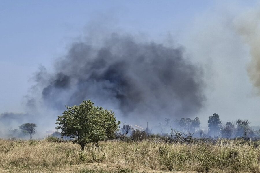 Le fiamme al confine col Gargano. Ventuno anziani di una Rsa trasferiti in parrocchia