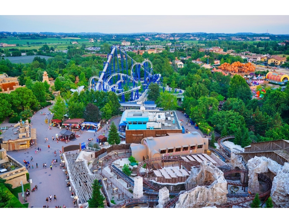 Incendio a Gardaland, fiamme in un’attrazione in legno