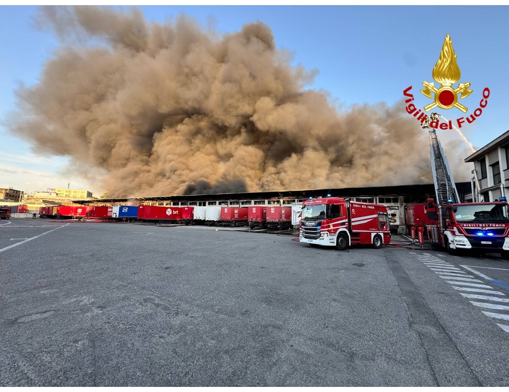 Incendio a Milano, attivato il gruppo base di Arpa per i primi rilievi