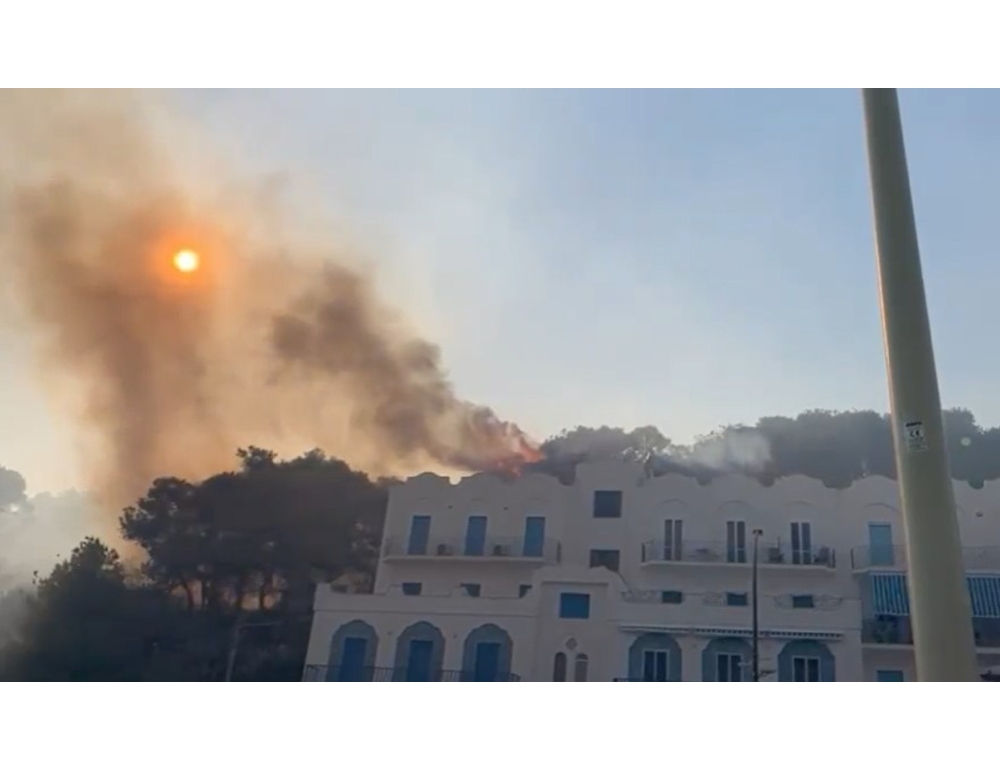 Incendio a Santa Cesarea Terme, vento spinge fiamme verso abitato, evacuati hotel