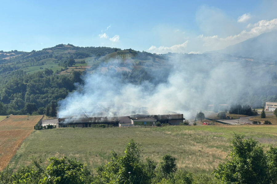 Vigili del fuoco al lavoro da 32 ore