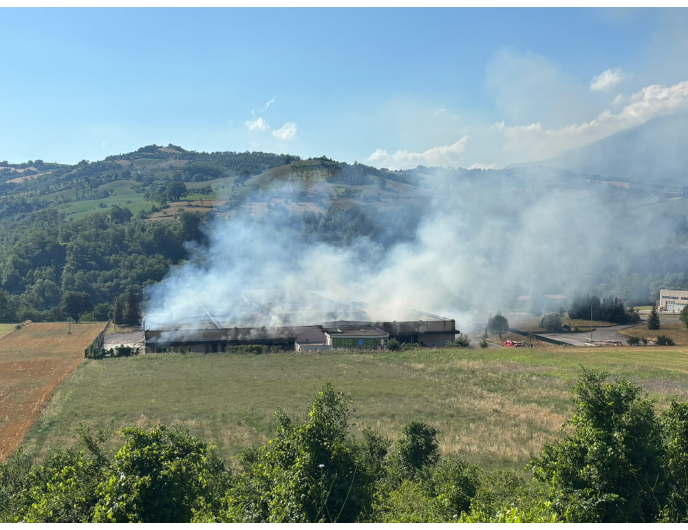 Incendio alla Lazzaroni: focolai ancora attivi, divieti del sindaco