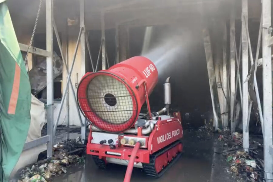 Per domare le fiamme schierato un cingolato di ultima generazione