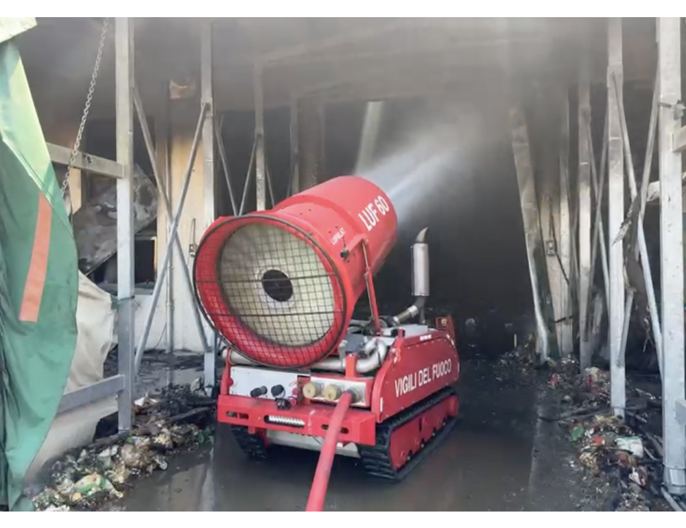 Incendio alla Lazzaroni: in azione un altro robot, danni per un milione
