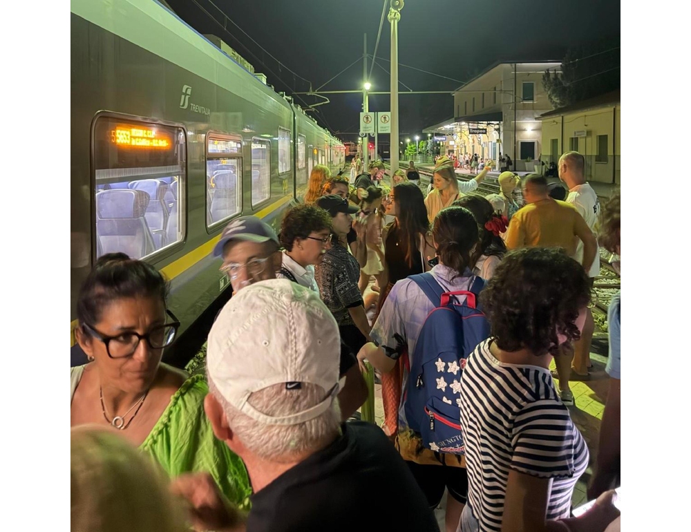 Incendio blocca la circolazione dei treni, passeggeri fermi nel Vibonese