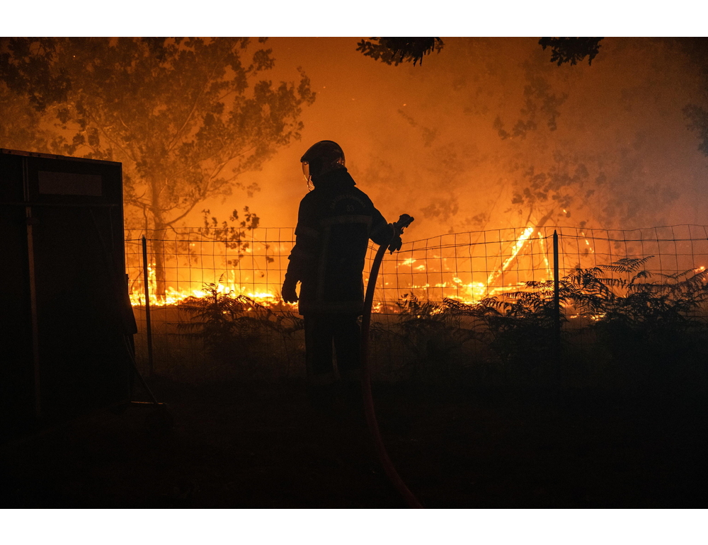 Incendio in Gironda, già 44.000 evacuati, incombe rischio venti forti