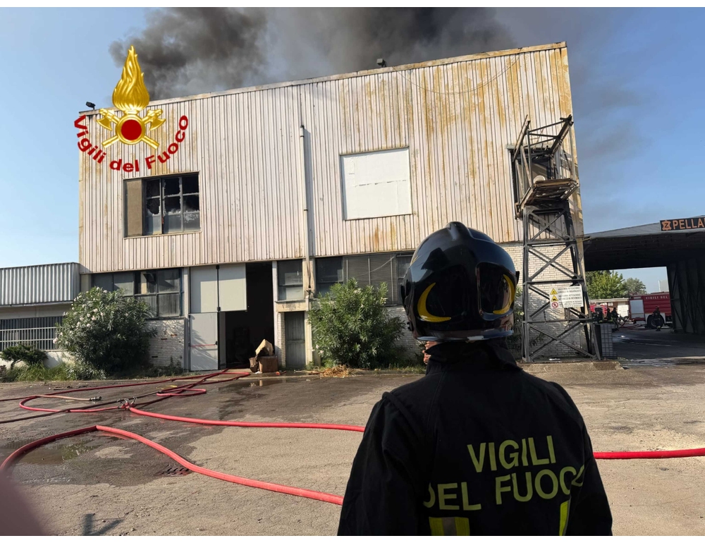 Incendio in ditta pellami alla periferia di Firenze, alta colonna di fumo