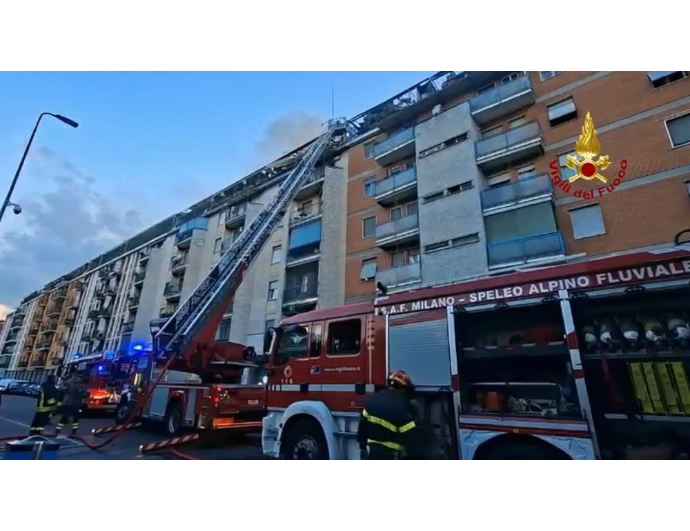 Incendio in grande palazzo a Milano, un morto e due intossicati