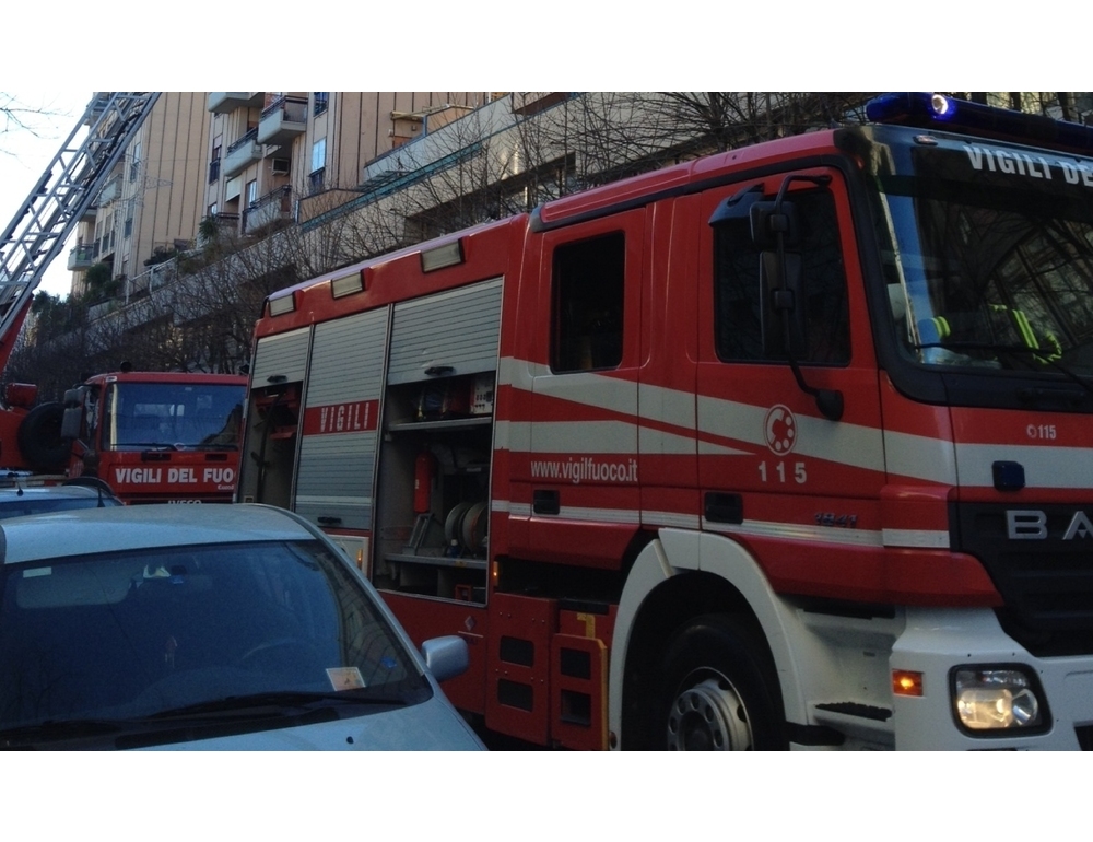 Incendio in palazzina nel Milanese, due intossicati e 20 evacuati