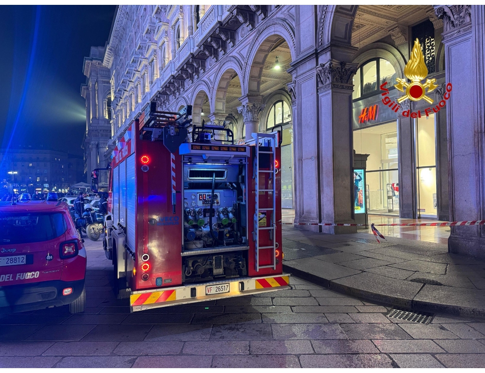 Incendio in piazza Duomo a Milano, fiamme sul tetto di un palazzo