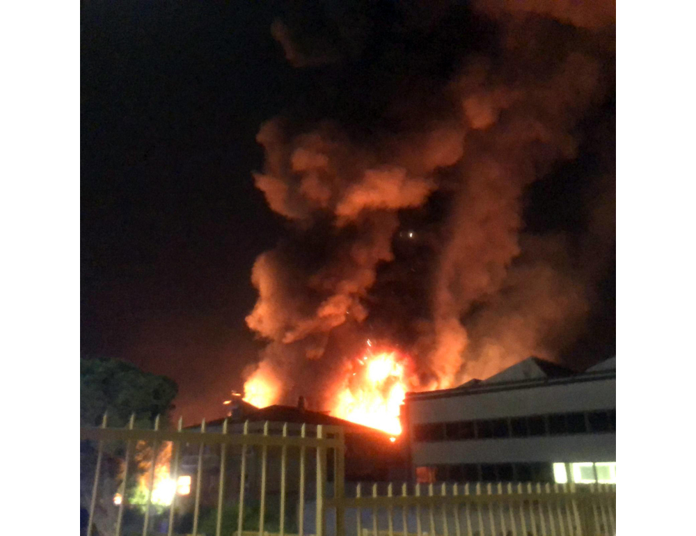 Incendio in ricicleria di rifiuti nel Milanese, alta colonna di fumo