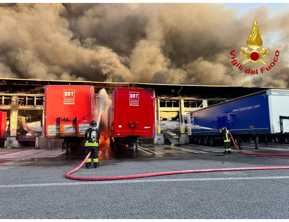 Incendio in un capannone, alta colonna di fumo a Milano