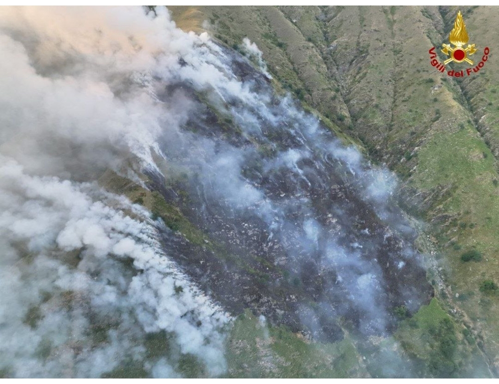 Incendio in valle Cannobina, utilizzati droni per monitorare il fronte