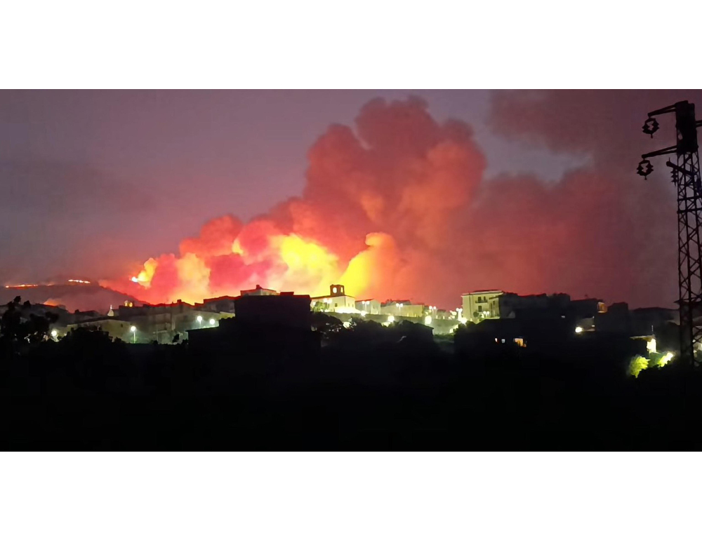 Incendio minaccia cittadina dell’Agrigentino, sgomberate oltre 100 persone