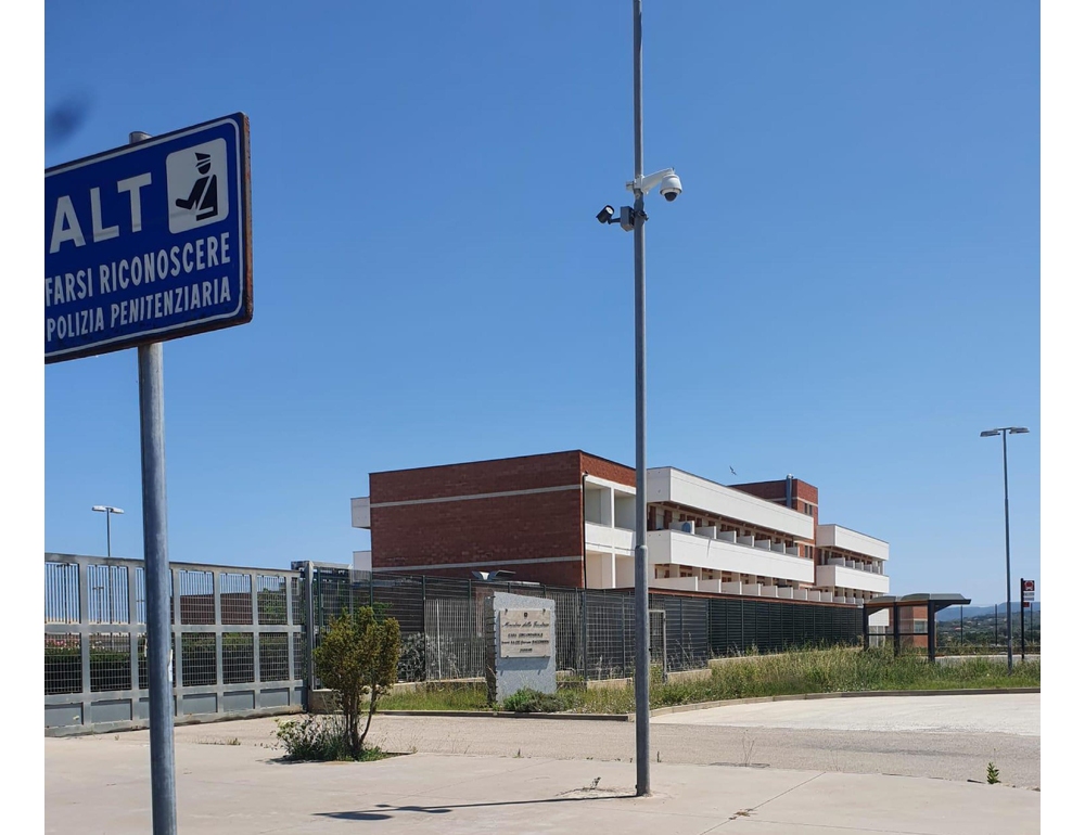 Incendio nel carcere di Sassari, detenuto muore carbonizzato