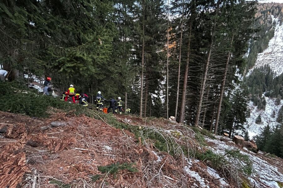 Stava operando per conto di una ditta. L'infortunio a quota 1400 metri nel Bergamasco