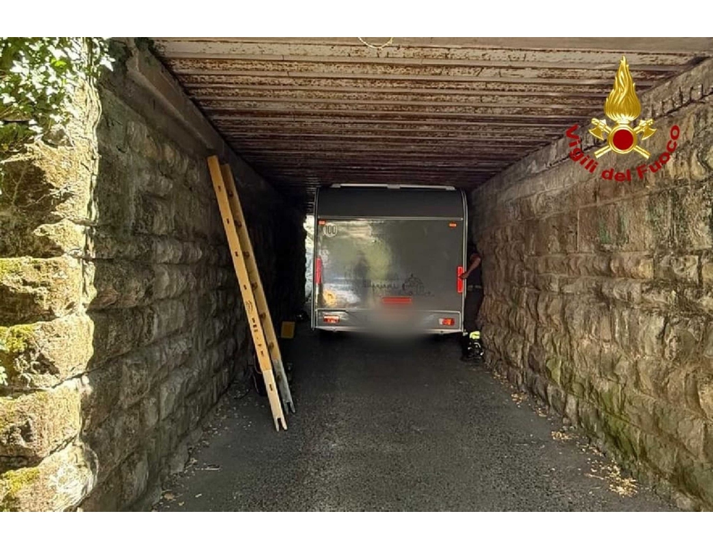 Ingannato dal navigatore, roulotte incastrata in un sottopassaggio a Trieste