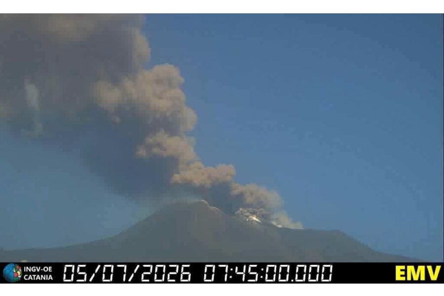ANSAIngv-emissione-di-cenere-e-nube-eruttiva-sulla-cima-dellEtna