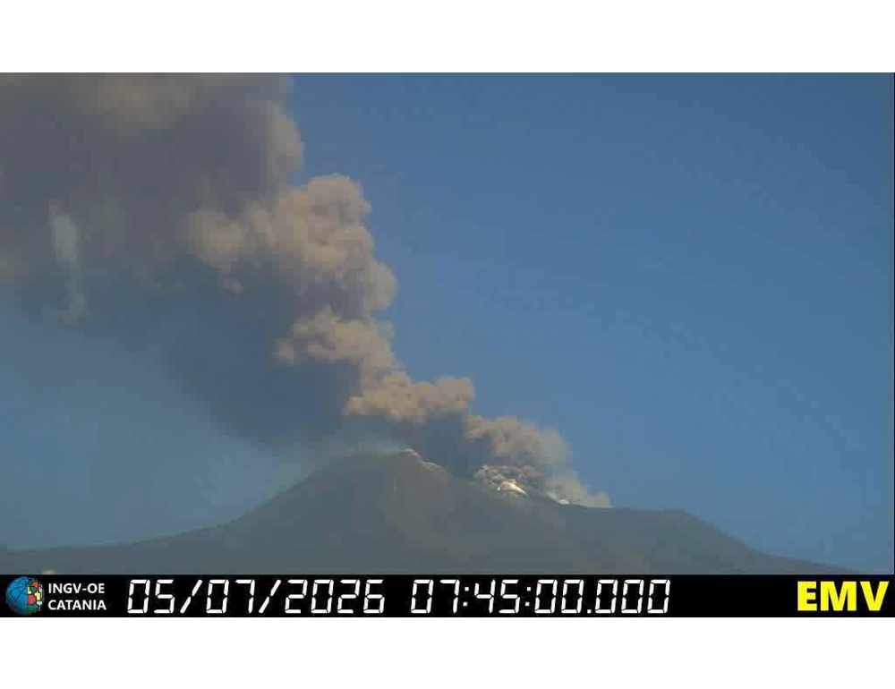 Ingv, emissione di cenere e nube eruttiva sulla cima dell’Etna