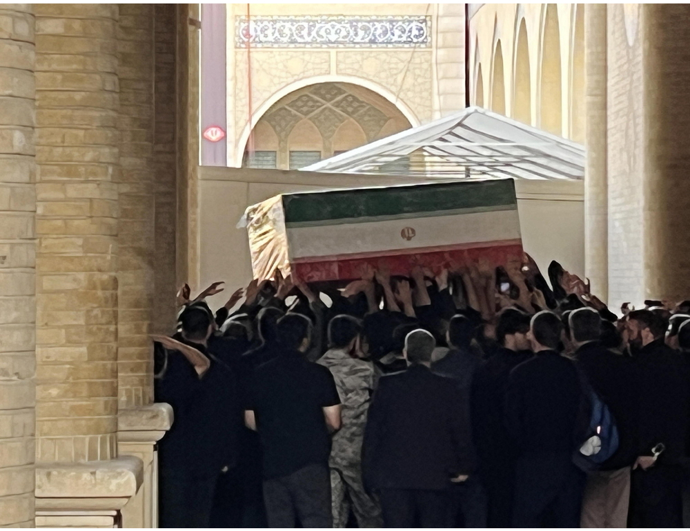 Iran, folla in lutto nel luogo dei funerali di Khamenei a Teheran