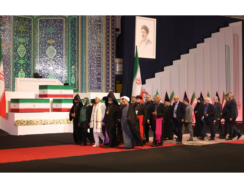 Iran, salma di Ali Khamenei giunta alla Grande Moschea per i funerali