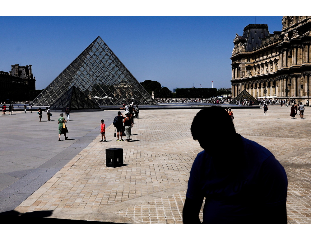 La Francia soffoca, Parigi e una ventina di dipartimenti in allerta rossa