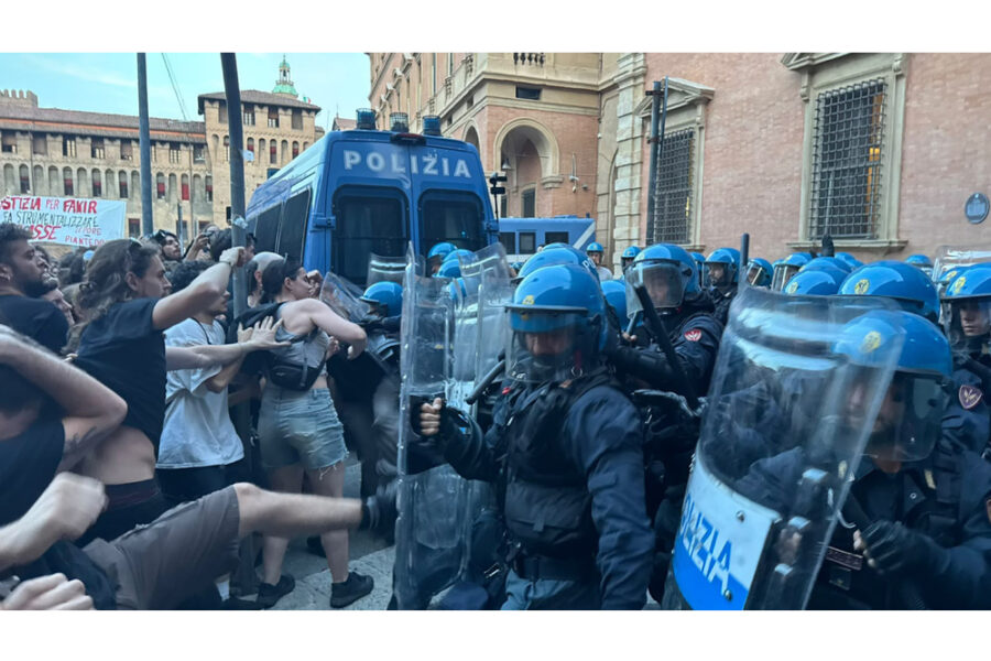 Gli agenti rispondono anche con i lacrimogeni