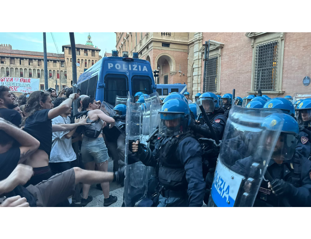 Lancio di bomba carta da manifestanti e carica della Polizia a Bologna