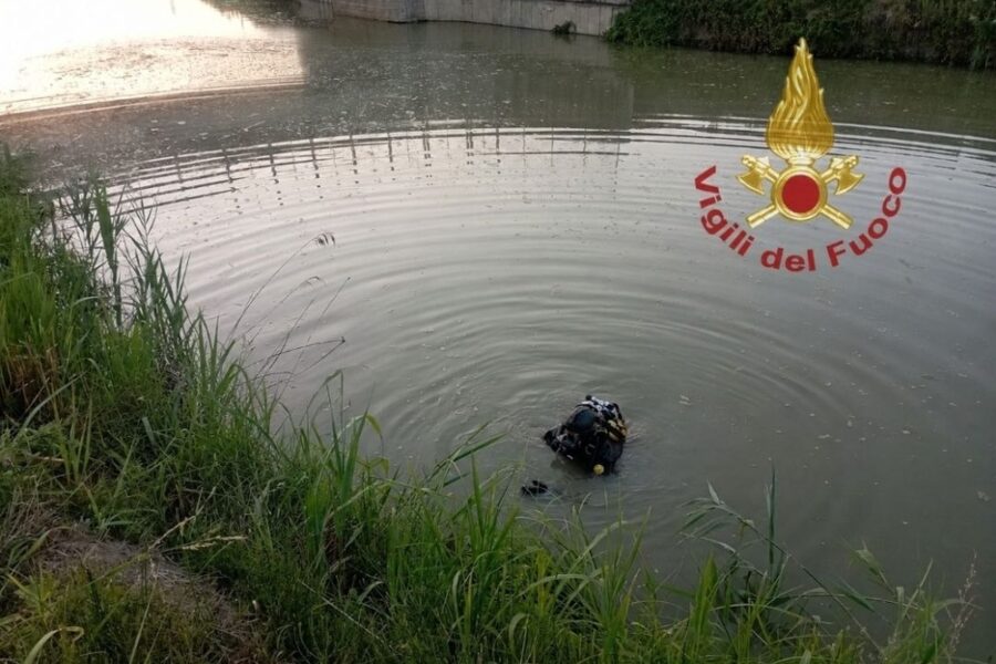Il mezzo è stato trovato ribaltato nell'acqua a Canaro dai vigili del fuoco