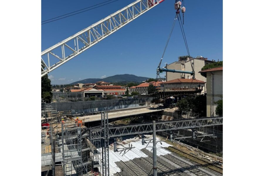 'Nella notte sezionato in tre. A fine luglio altra interruzione per posa nuova struttura'