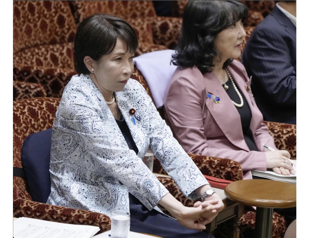 Le notti insonni di Takaichi accendono il dibattito in Giappone, pioggia di critiche