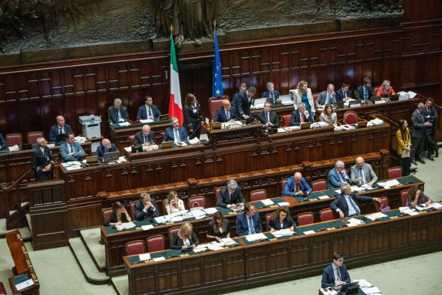 I si sono stati 208. Previsto il premio di 70 e 35 seggi e l'indicazione del premier
