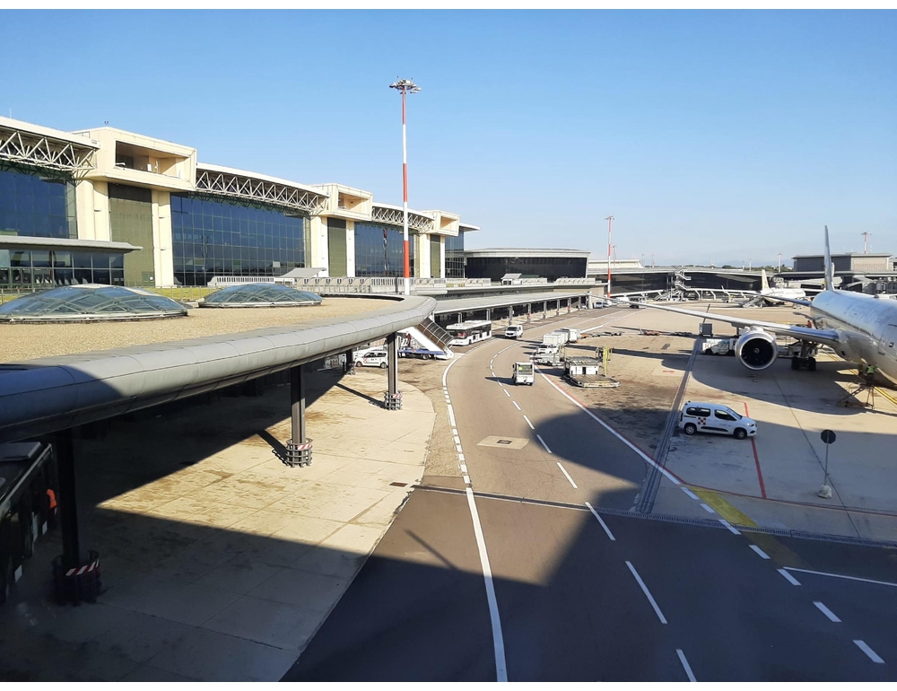 Malore in volo per il comandante, atterraggio d’emergenza a Malpensa