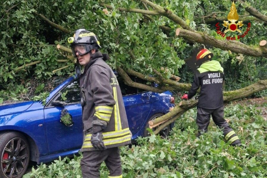 Il vento a oltre 100 chilometri all'ora ha spazzato via interi tetti
