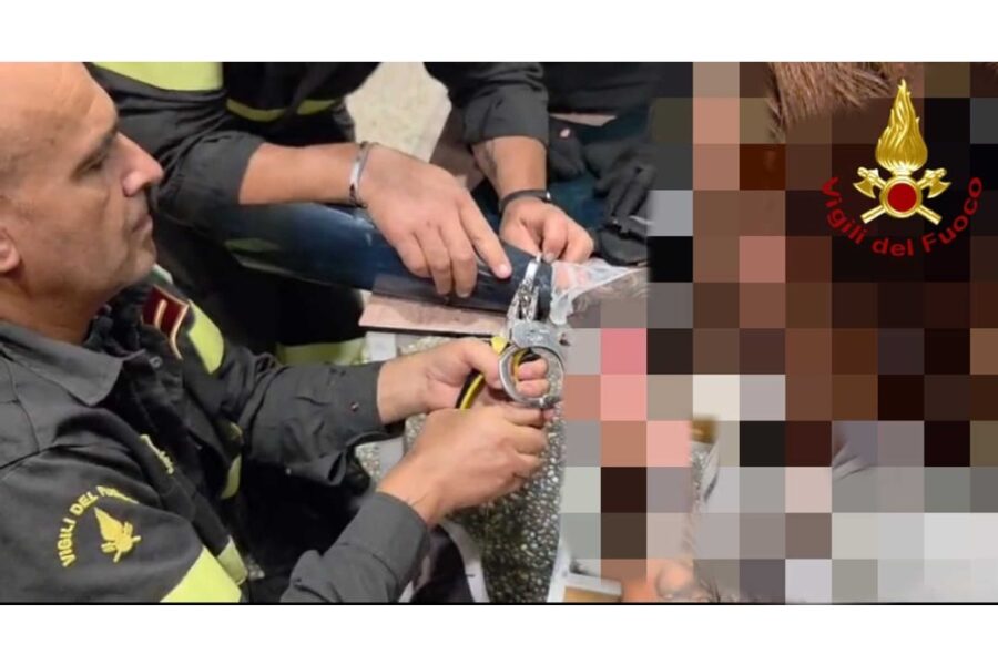 E' stato necessario l'intervento dei Vigili del fuoco per liberarla