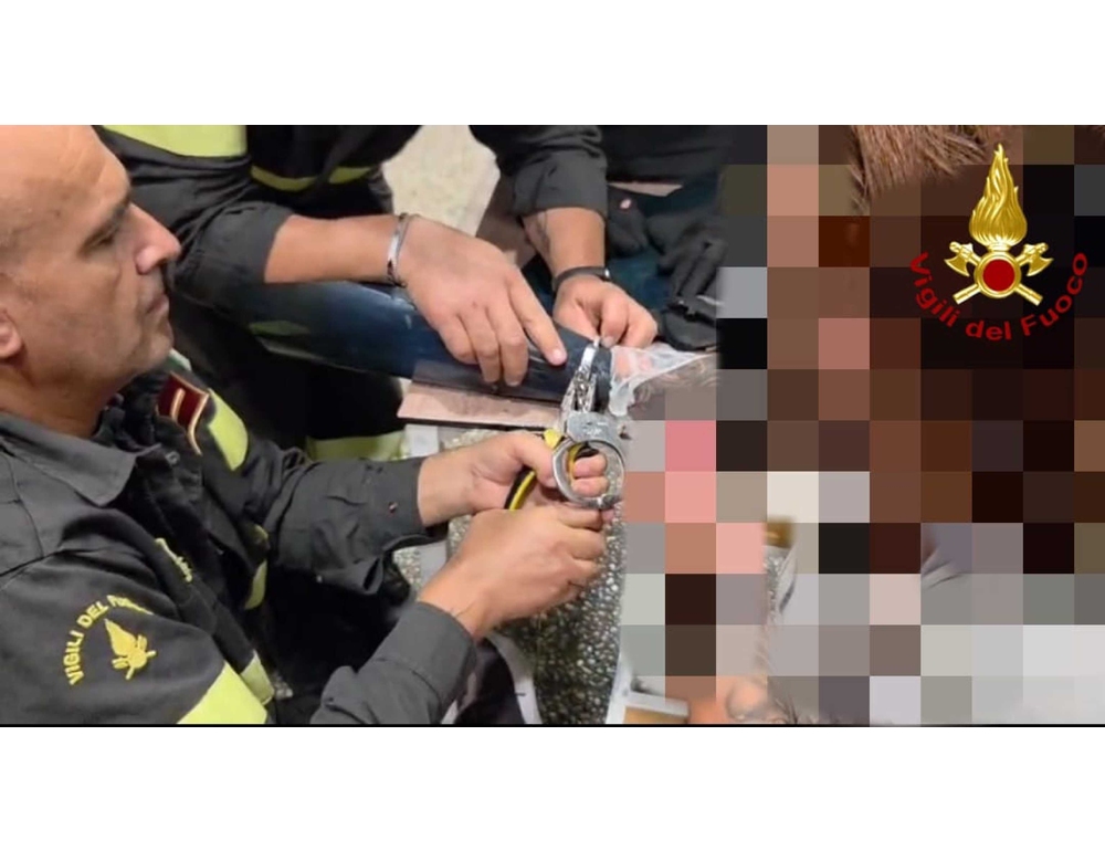 Manette si incastrano, malore per una donna dopo l’arresto su A16