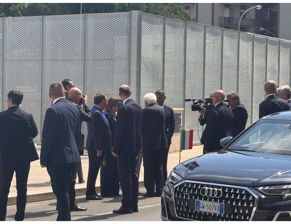 Mattarella ad Andria per decennale strage ferroviaria, applausi e strette di mano