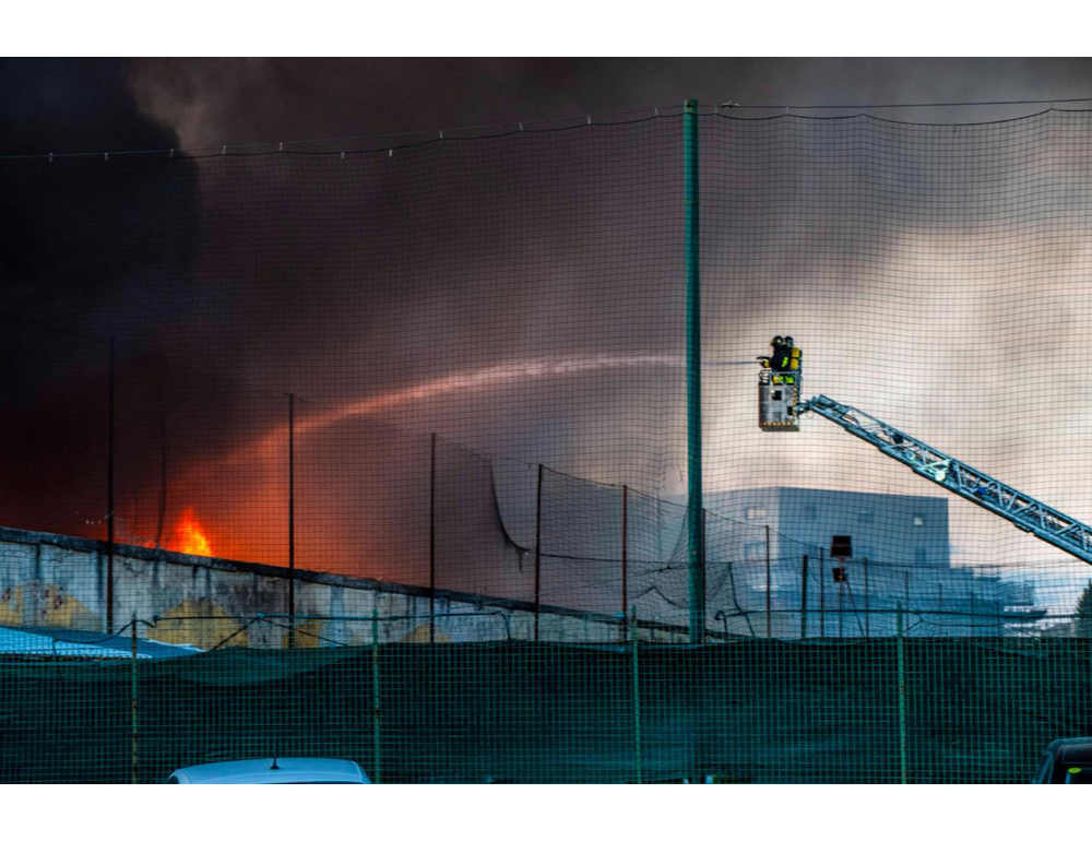 Maxi rogo a Milano, la Dda indaga per incendio doloso