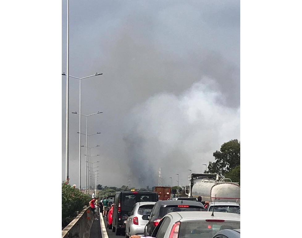 Maxi rogo di sterpaglie a ridosso del Raccordo a Roma, traffico in tilt