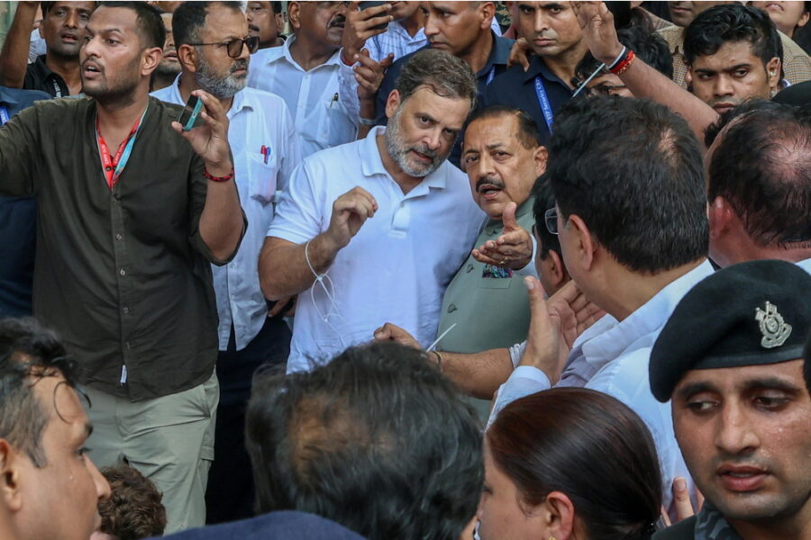 Manifestava insieme ad altri oppositori davanti alla residenza del premier Modi