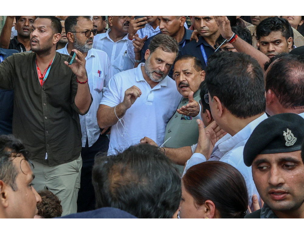 Media, Rahul Gandhi fermato dalla polizia dopo le proteste