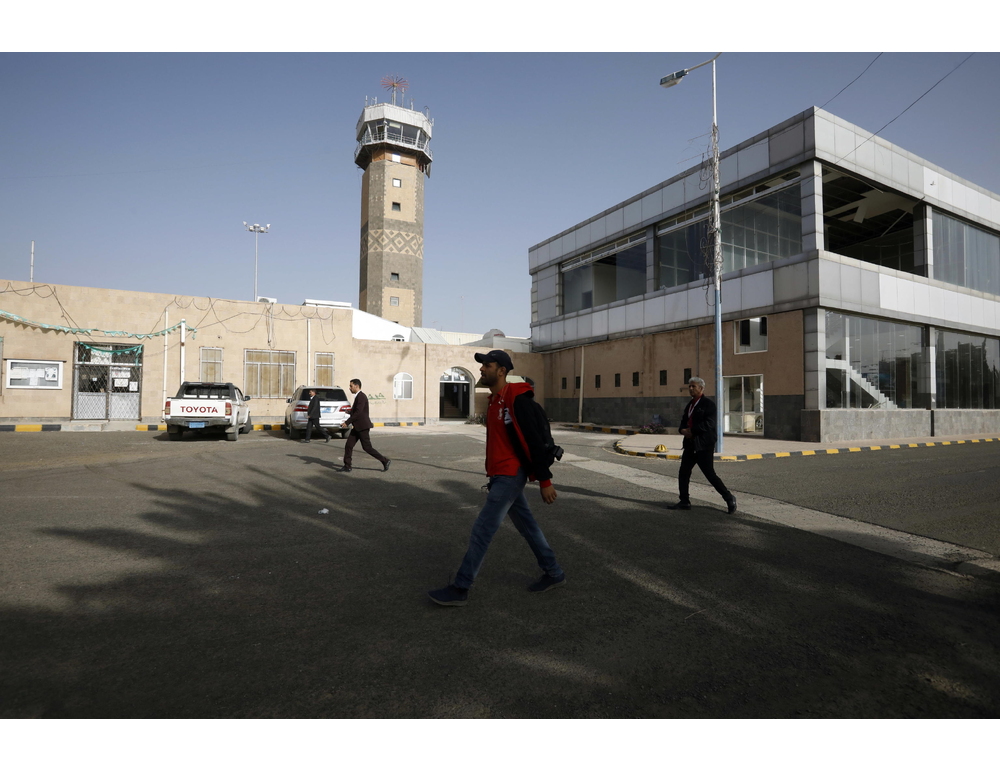 Media Yemen, Riad sta attaccando l’aeroporto internazionale di Sana’a