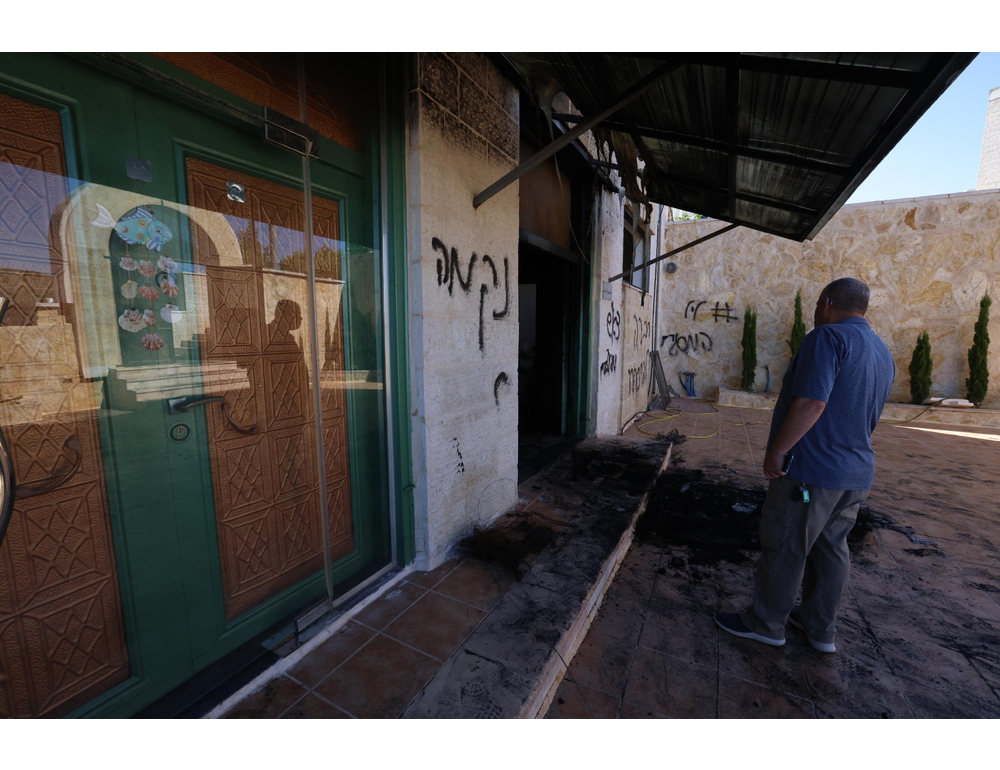 Media, i coloni danno fuoco a due moschee in Cisgiordania
