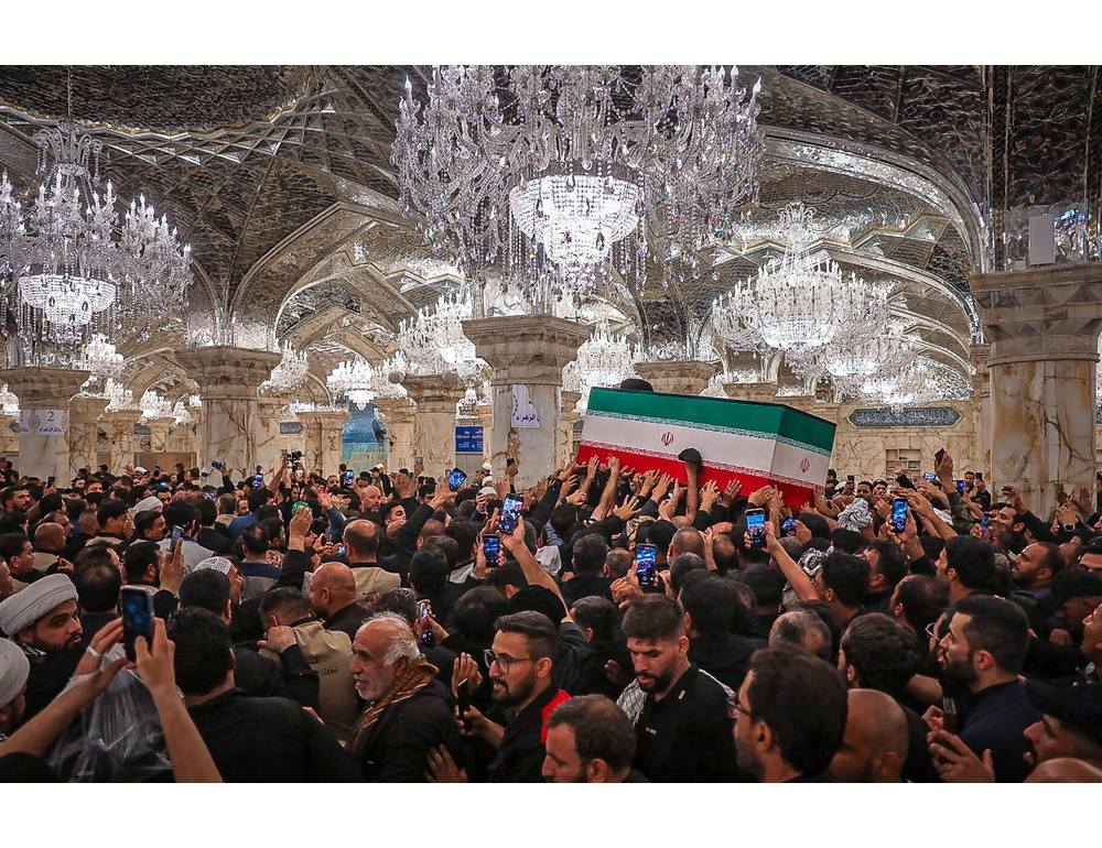 Media, la bara di Khamenei arrivata a Mashhad per la sepoltura