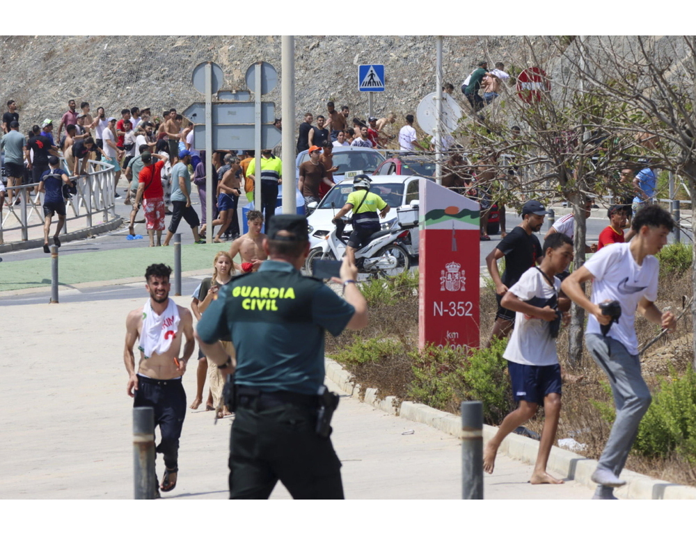 Media, ‘sale a 16 il numero dei migranti annegati a Ceuta in 24 ore’