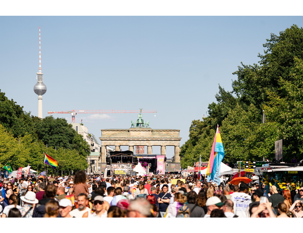 Media, ‘veicolo contro la folla a Berlino a margine del Gay Pride, feriti’