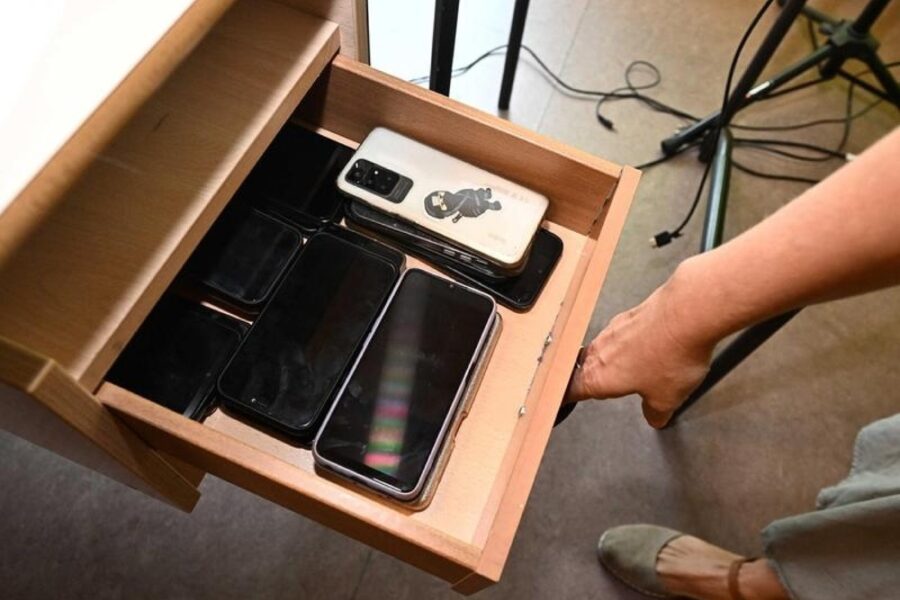 Verso una legge per regolare l'uso degli smartphone a scuola