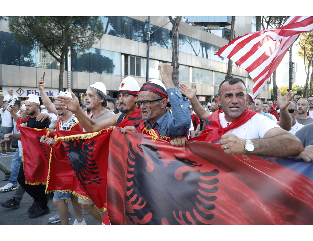 Migliaia di albanesi manifestano ancora contro il resort legato a Trump
