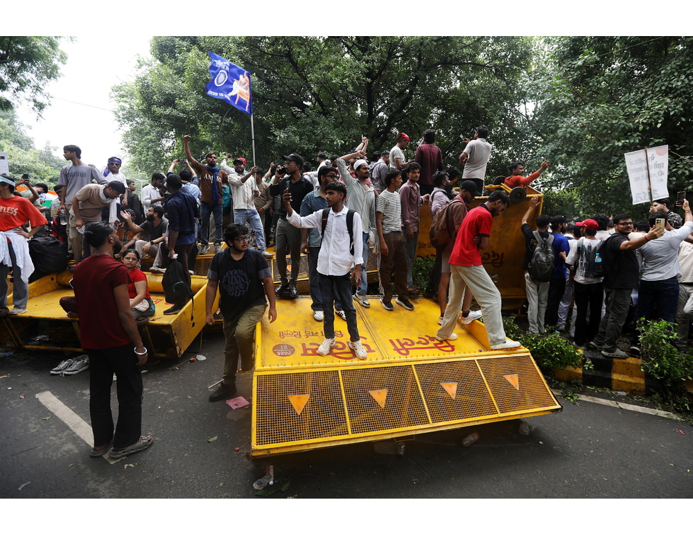Migliaia di persone protestano nel centro di Nuova Delhi