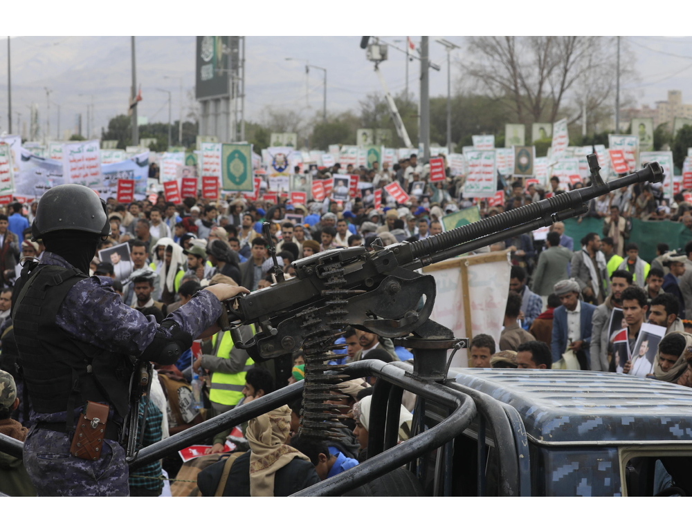 Migliaia di sostenitori degli Houthi in piazza a Sana’a contro l’Arabia Saudita